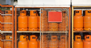 Ladrones cargan con 12 cilindros de gas de farmacia