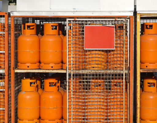 Ladrones cargan con 12 cilindros de gas de farmacia