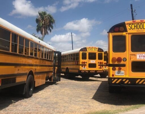 Porteadores escolares paralizan servicios en toda la isla por deuda del Departamento de Educación