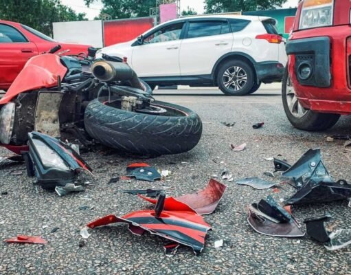 Motociclista muere tras invadir carril y chocar contra vehículo en Corozal