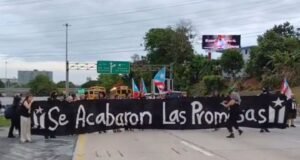 Protesta relámpago provoca congestión en la PR-52 por los 10 años de la Ley PROMESA