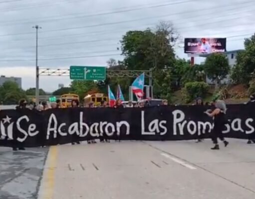 Protesta relámpago provoca congestión en la PR-52 por los 10 años de la Ley PROMESA