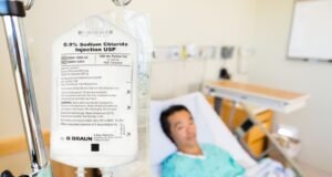 Retiran tres lotes de solución intravenosa que se utiliza para hidratación
