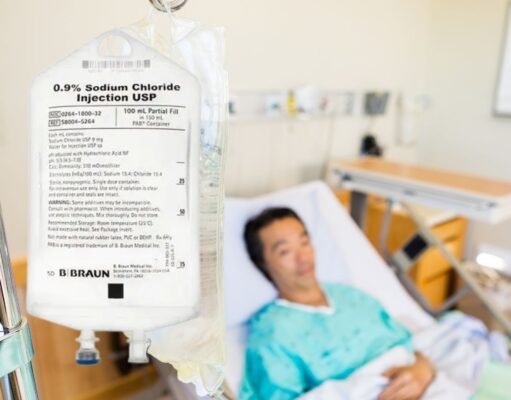 Retiran tres lotes de solución intravenosa que se utiliza para hidratación