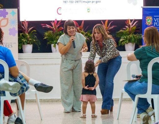 Procuradora de las Mujeres lleva orientación contra violencia de género al residencial Dr. Pila