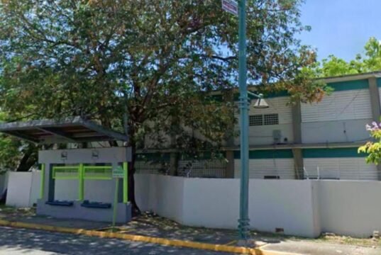Cierran plantel en Ponce por riesgo de infraestructura