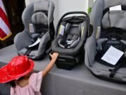 Entregan asientos protectores para la seguridad del niño pasajero
