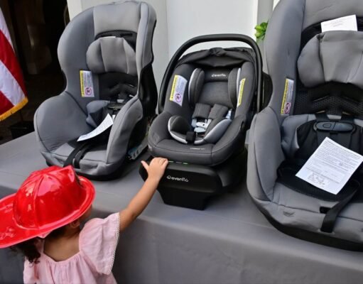 Entregan asientos protectores para la seguridad del niño pasajero