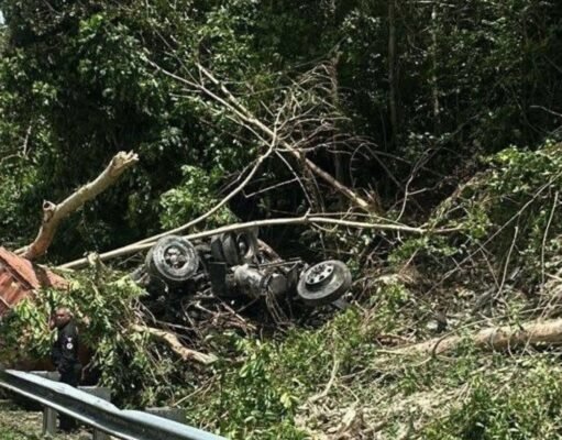Muere conductor de camión volcado en PR-52
