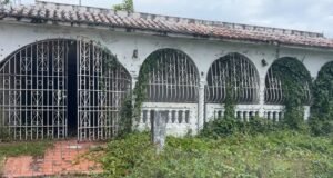 Mujer llevaba más de un año muerta en la sala de la casa
