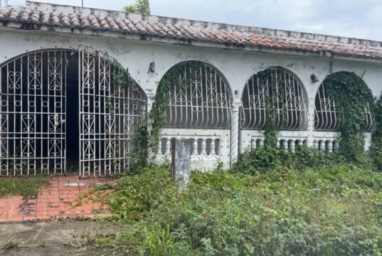 Mujer llevaba más de un año muerta en la sala de la casa
