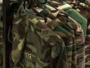 Anuncian operación de empresa especializada en tratamiento químico para repeler insectos en uniformes militares