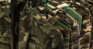 Anuncian operación de empresa especializada en tratamiento químico para repeler insectos en uniformes militares