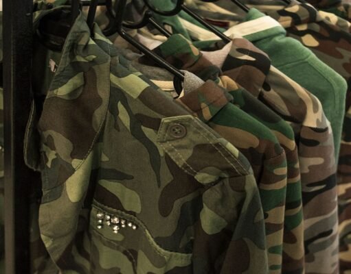 Anuncian operación de empresa especializada en tratamiento químico para repeler insectos en uniformes militares
