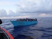Rescatan a 61 migrantes de embarcación que se hundía frente a República Dominicana