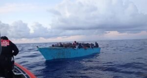 Rescatan a 61 migrantes de embarcación que se hundía frente a República Dominicana