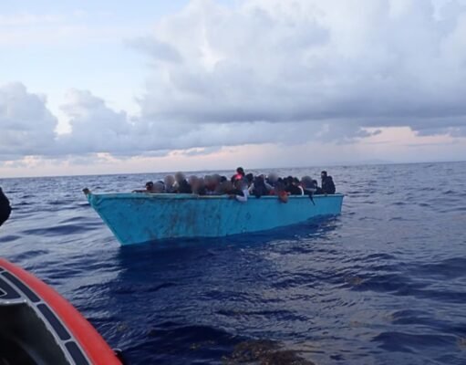 Rescatan a 61 migrantes de embarcación que se hundía frente a República Dominicana