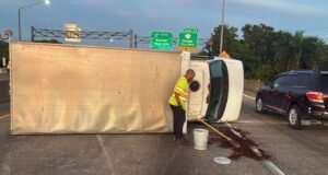Camión se vuelca en el expreso PR-22 en Dorado y provoca fuerte congestión vehicular