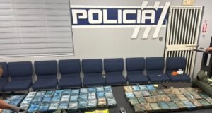 Ocupan 69 bloques de aparente cocaína y arrestan a cuatro hombres cerca de isla Palomino