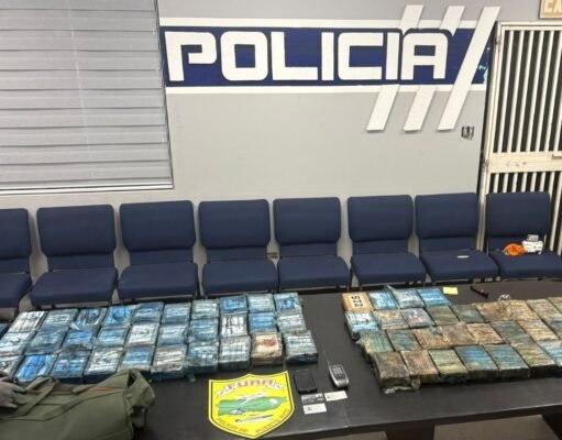 Ocupan 69 bloques de aparente cocaína y arrestan a cuatro hombres cerca de isla Palomino