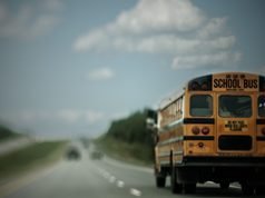 Advierten a los estudiantes que los bajarán de la guagua escolar si siguen fumando