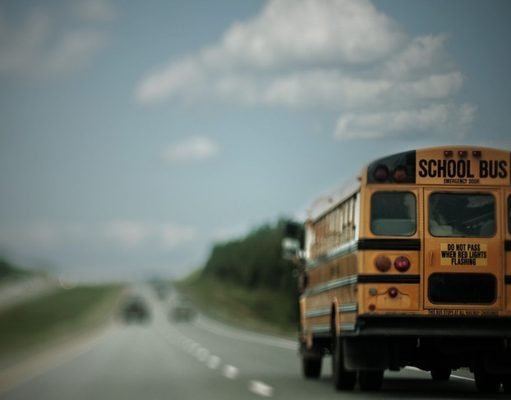 Advierten a los estudiantes que los bajarán de la guagua escolar si siguen fumando