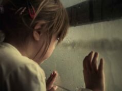 Encuentran a niña de cuatro años sola frente a portón de condominio