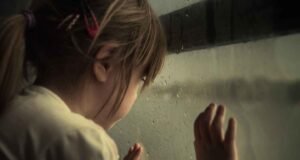 Encuentran a niña de cuatro años sola frente a portón de condominio