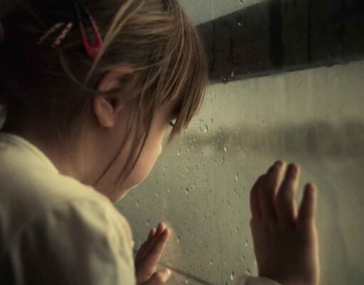 Encuentran a niña de cuatro años sola frente a portón de condominio