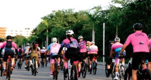 Hombres Reales Visten de Rosa pedalea en pro pacientes con cáncer