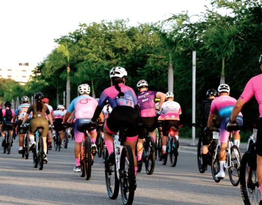 Hombres Reales Visten de Rosa pedalea en pro pacientes con cáncer